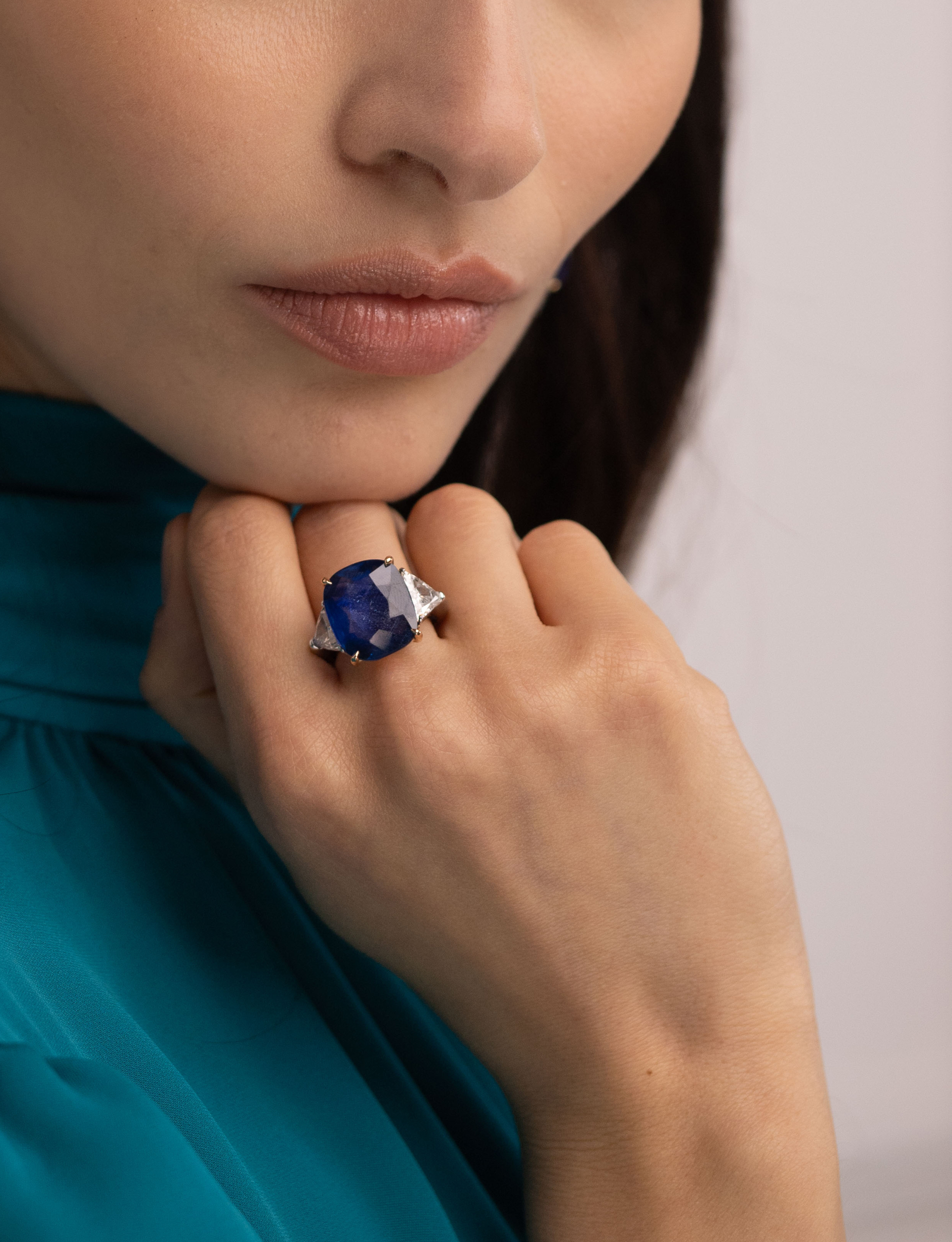 Zaffiro blu e anello di fidanzamento