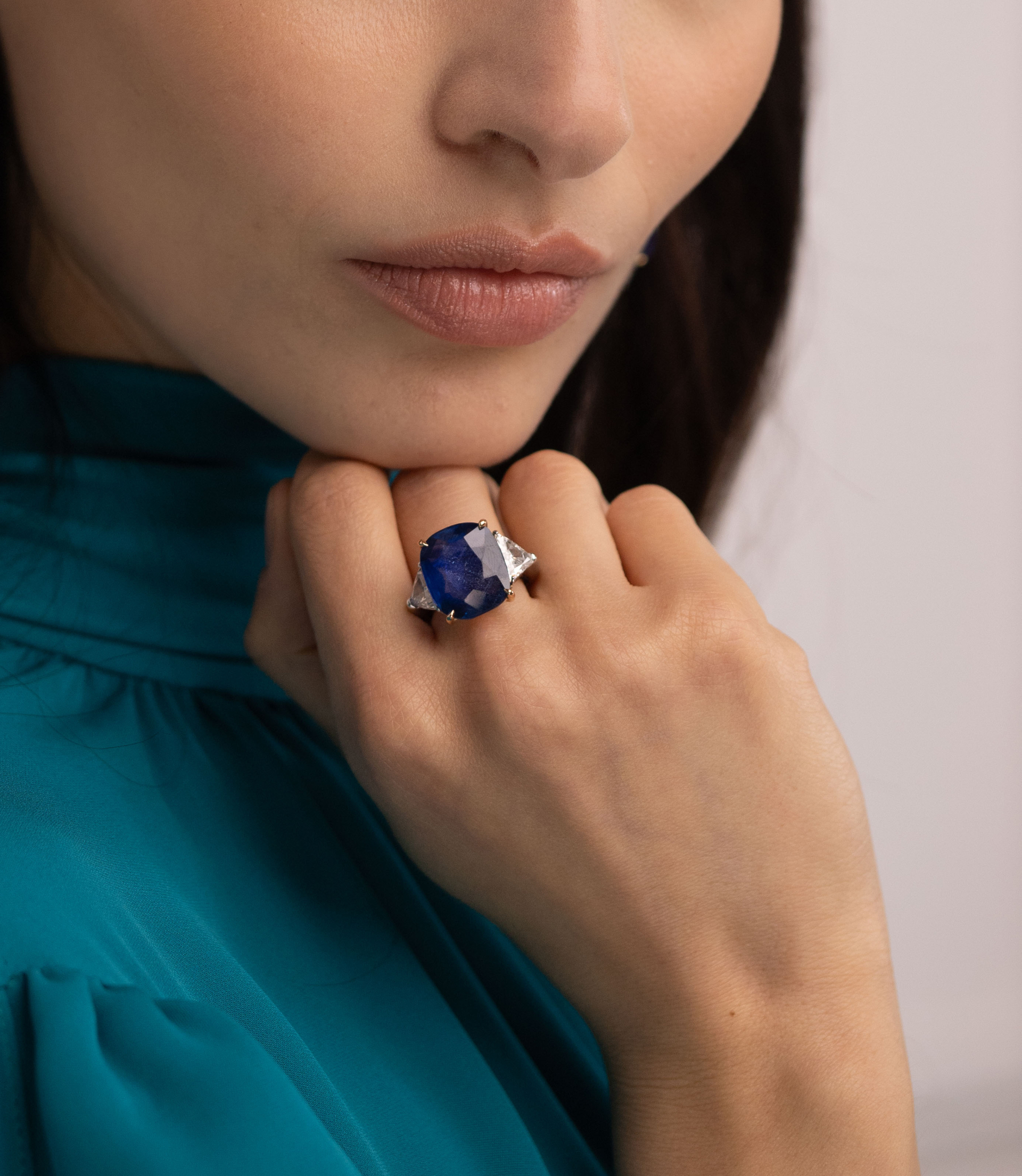 Anello con pietra blu: lo zaffiro e le alternative