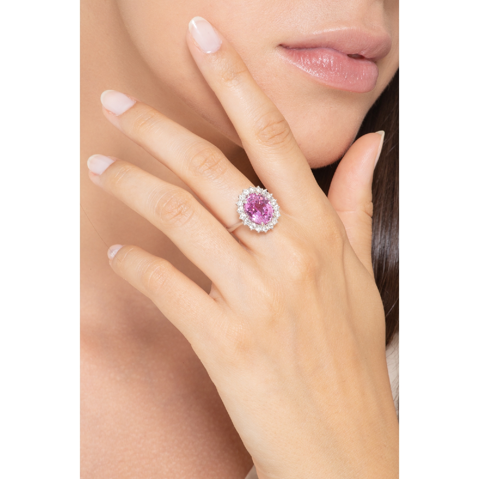 Anello con pietra rosa: dal quarzo rosa al rubino
