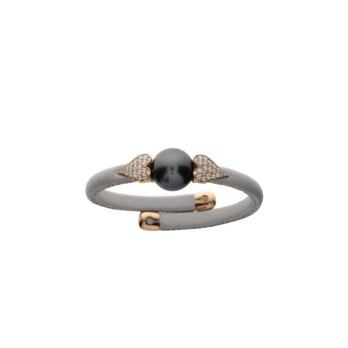 Accedi alla scheda di Bartorelli Italian Jewels BRACCIALE IN PELLE CHIACCIO CON ELEMENTI CUORI IN ORO ROSA, DIAMANTI E PERLA - 1PU0032082/2