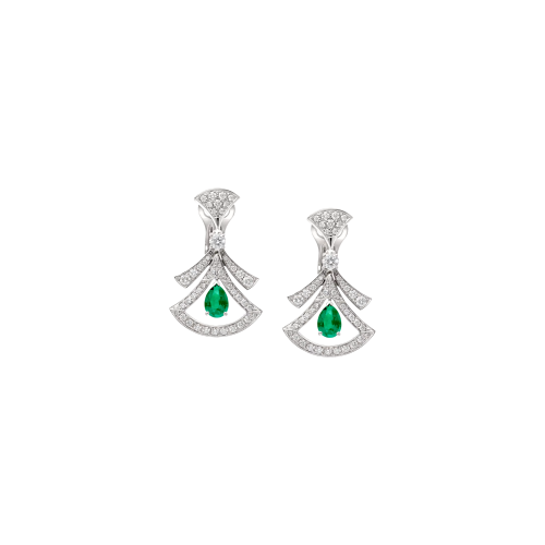 Accedi alla scheda di Bulgari ORECCHINI DIVAS' DREAM OPENWORK IN ORO BIANCO 18 KT CON SMERALDI A GOCCIA, DIAMANTI TONDI TAGLIO BRILLANTE E PAV&Eacute; DI DIAMANTI - OR858675 - OR858675