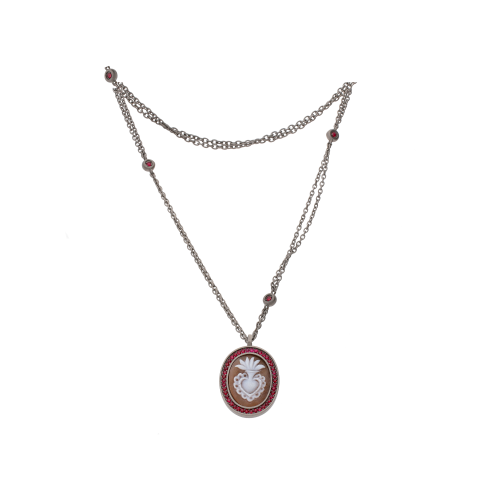 Accedi al prodotto correlato Mano | J . COLLANA IN TITANIO SABBIATO CON CIONDOLO CAMMEO CUORE E RUBINI - SCO9CRUB