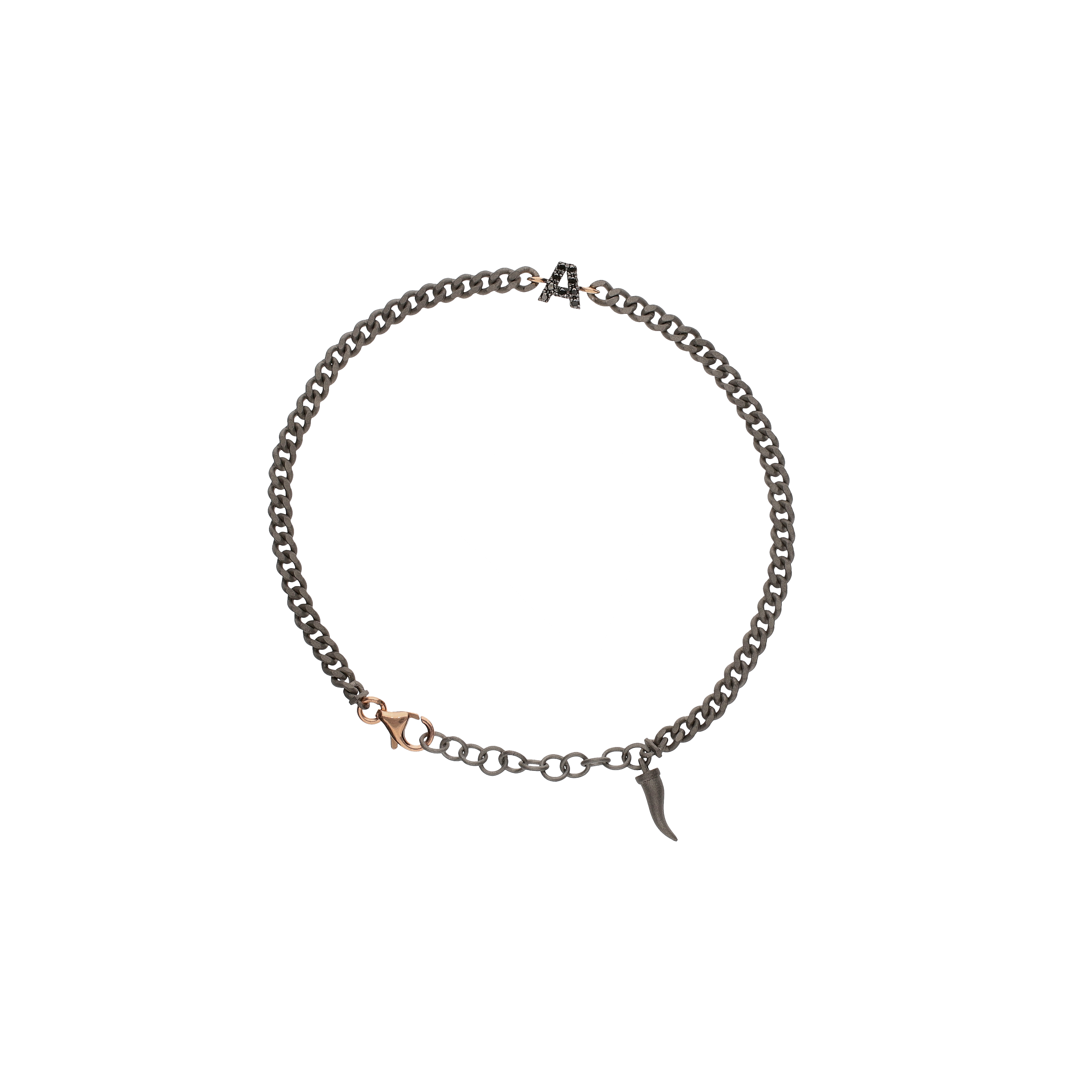Mano | J . | BRACCIALE CON CATENA GROUMETTE IN TITANIO, LETTERA A IN ORO ROSA E DIAMANTI  NERI - KATBRRGBBGROUM_A - KATBRRGBBGROUM_A (1)