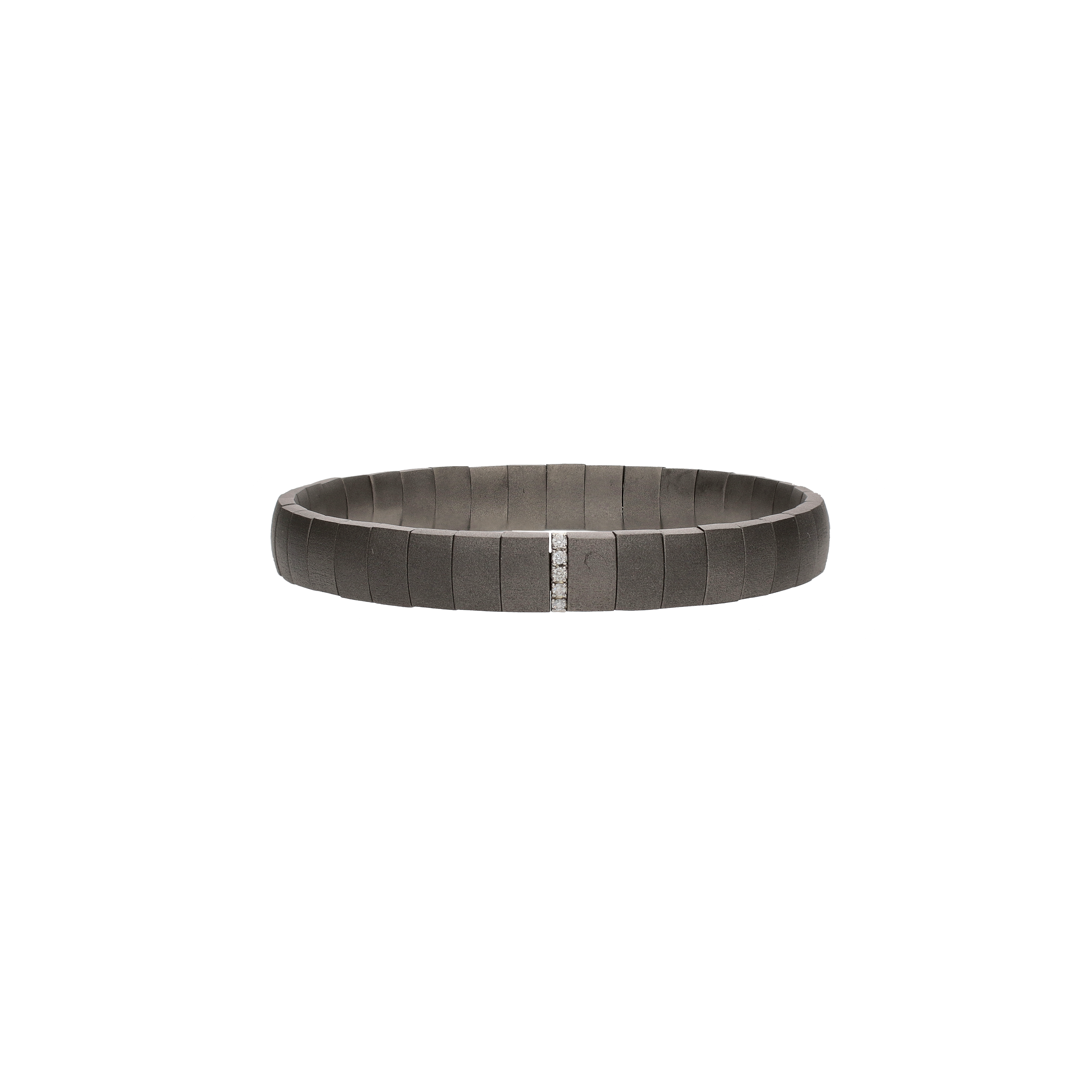 Mano | J . | BRACCIALE ELASTICA IN TITANIO CON UN MODULO IN ORO BIANCO E DIAMANTI - SPRBRBOMTOBWBRBIG_M - SPRBRBOMTOBWBRBIG_M (1)