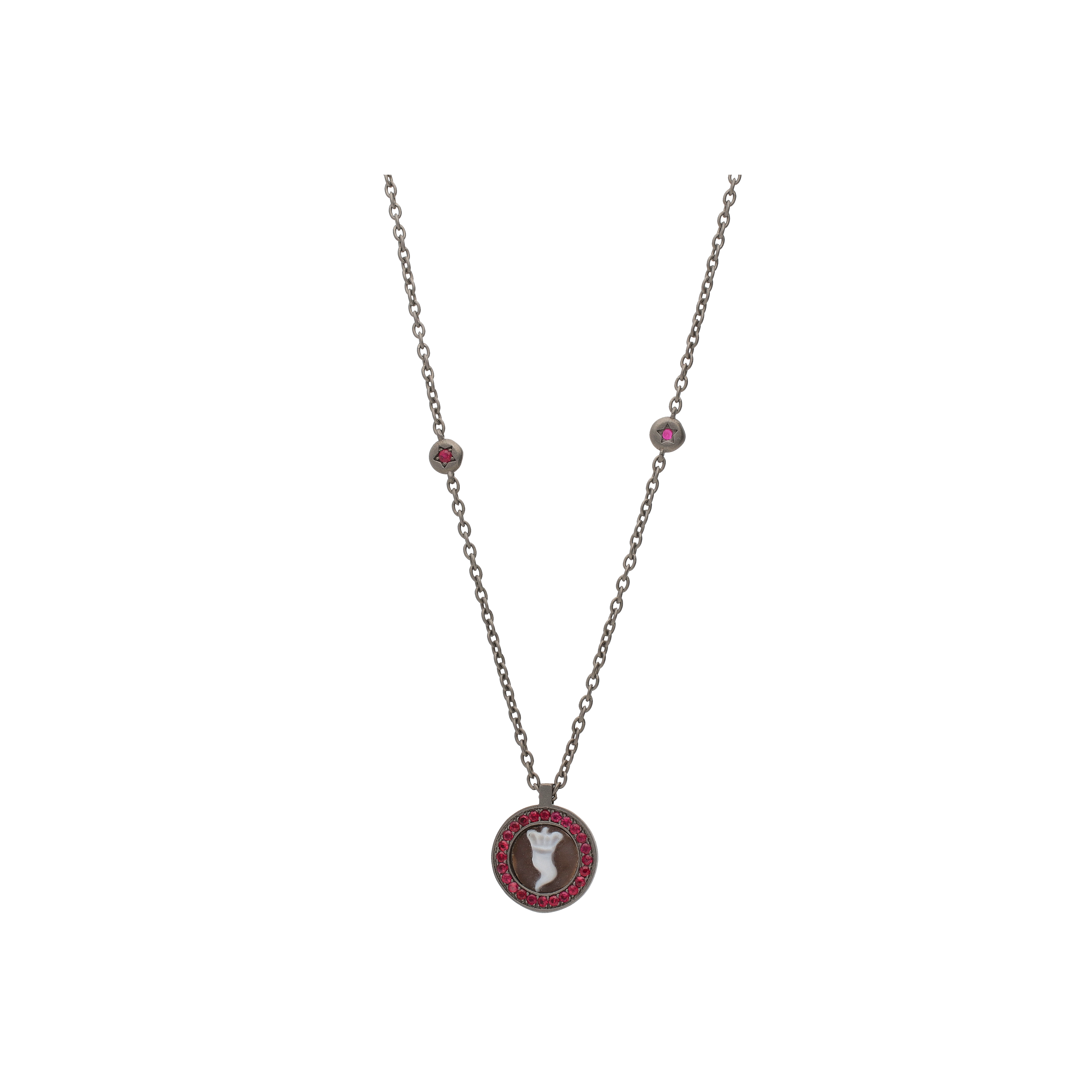 Mano | J . | COLLANA IN TITANIO SABBIATO CON CIONDOLO CAMEO CORNETTO E CONTORNO RUBINI - SCO5LRUB (1)
